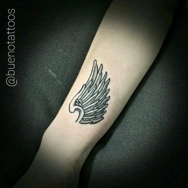 手臂上的个性翅膀纹身图片