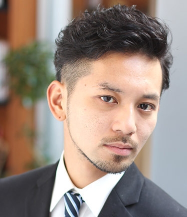日本男士西装头烫发发型图片