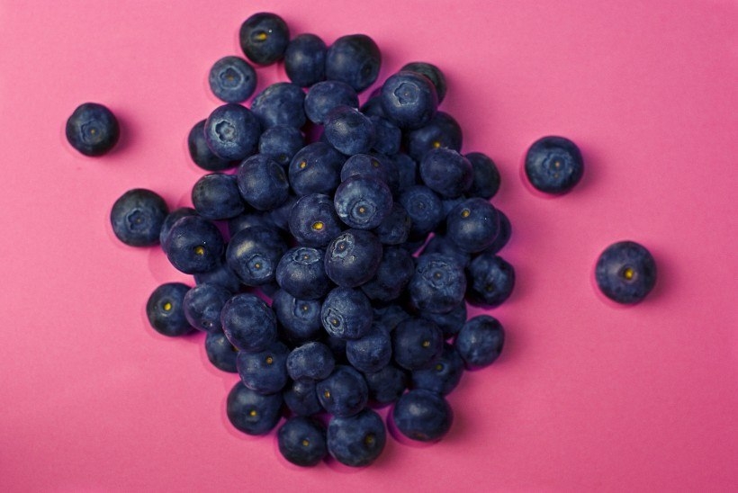 口感清新的冰镇蓝莓水果美食图片