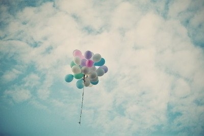 马卡龙彩色的气球飞向天空小清新梦幻图片