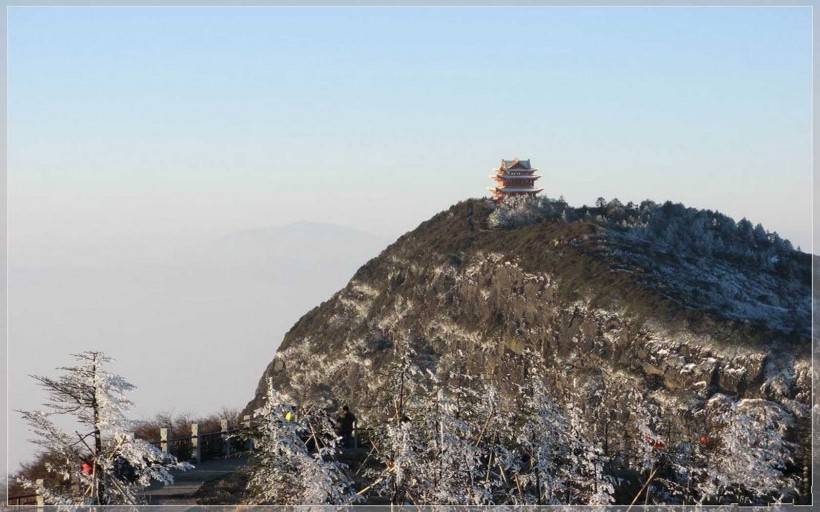 朦胧云海中高山美丽风景图片