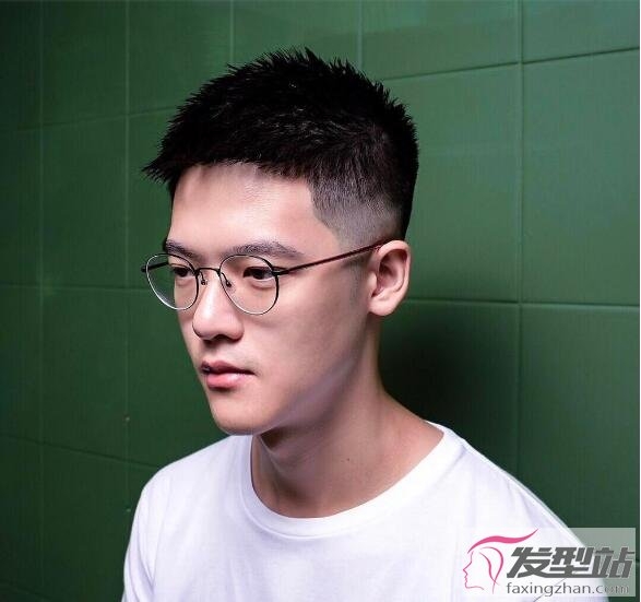戴眼镜男生适合的个性潮流帅气发型图片