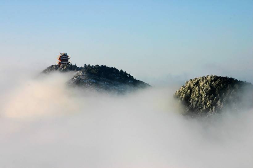 朦胧云海中高山美丽风景图片