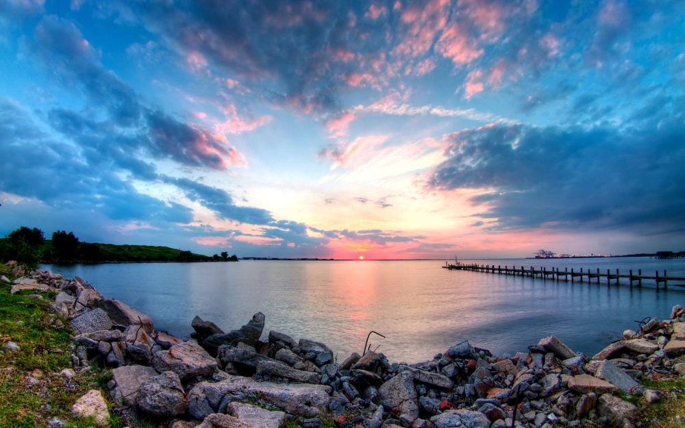 傍晚夕阳下的海边美景高清电脑桌面壁纸图片