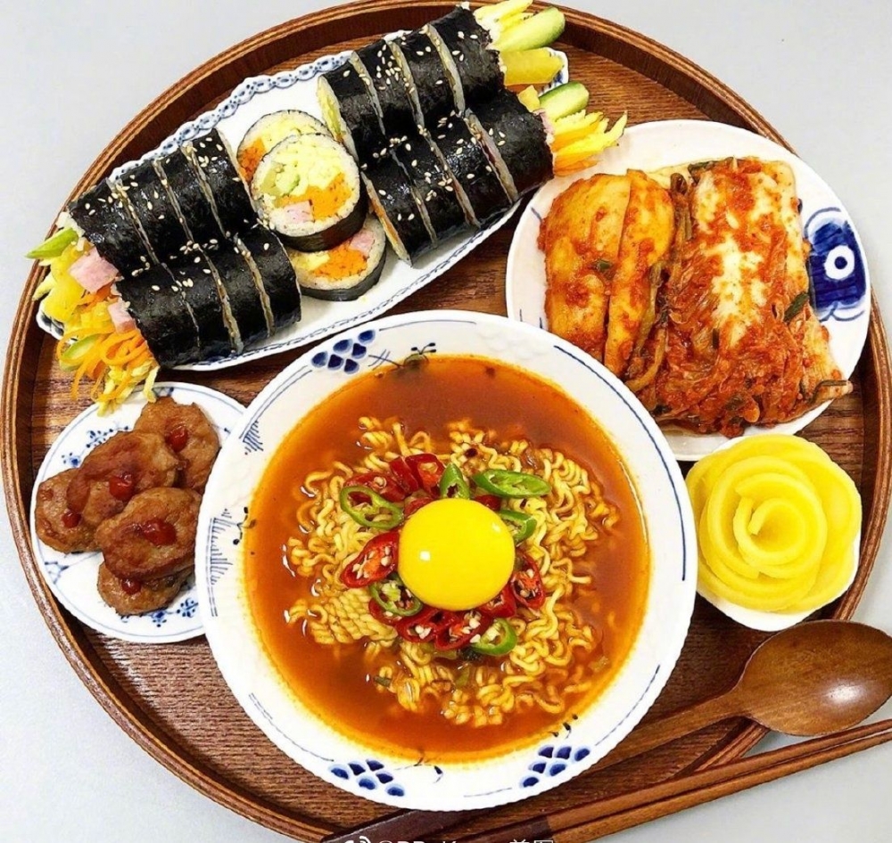 高颜值很有食欲的泡面寿司年糕鸡排韩式料理美食图片