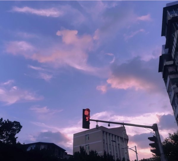 天空上好看梦幻的夕阳晚霞唯美意境背景图片