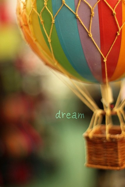 马卡龙彩色的气球飞向天空小清新梦幻图片