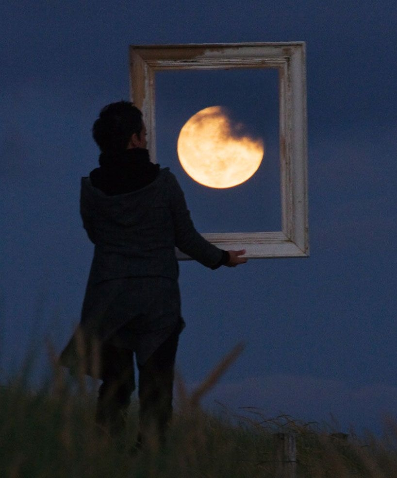 深夜天空的圆月亮错位摆拍唯美意境摄影图片