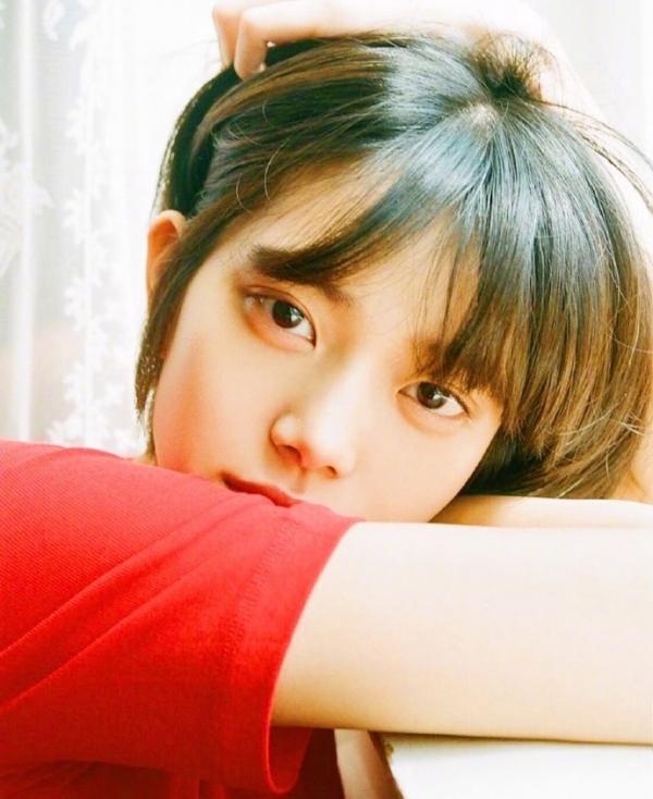 朋友圈里的小清新阳光美女背景图片