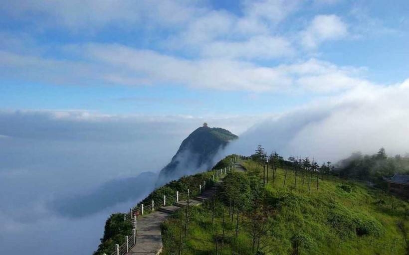 朦胧云海中高山美丽风景图片