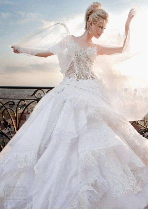 美丽新娘的浪漫白色露肩拖地婚纱长裙图片