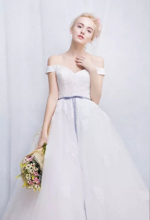气质仙气的性感抹胸设计白色拖地婚纱图片