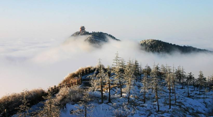 朦胧云海中高山美丽风景图片