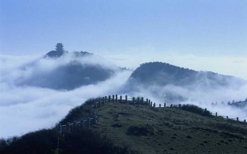 朦胧云海中高山美丽风景图片