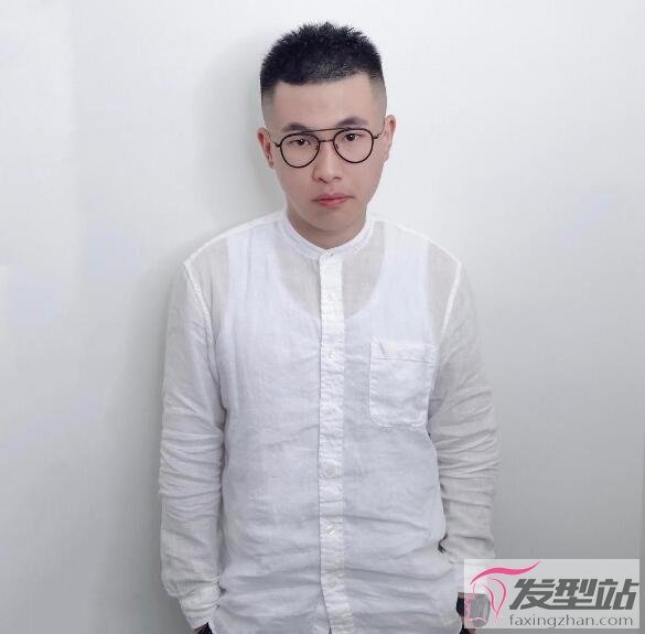 戴眼镜男生适合的个性潮流帅气发型图片