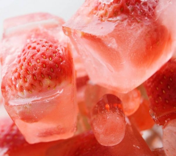夏天清凉舒爽的冰块饮品小清新静物艺术摄影图片