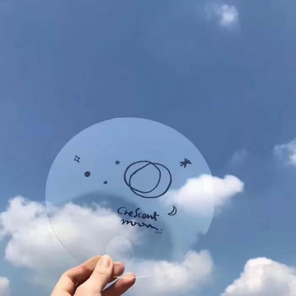 小清新唯美的天空云朵创意手绘涂鸦朋友圈背景图片