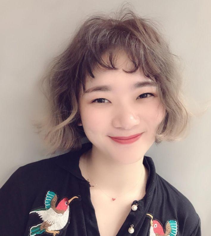 女生齐肩短发夏天流行发色ins网红微卷发型图片