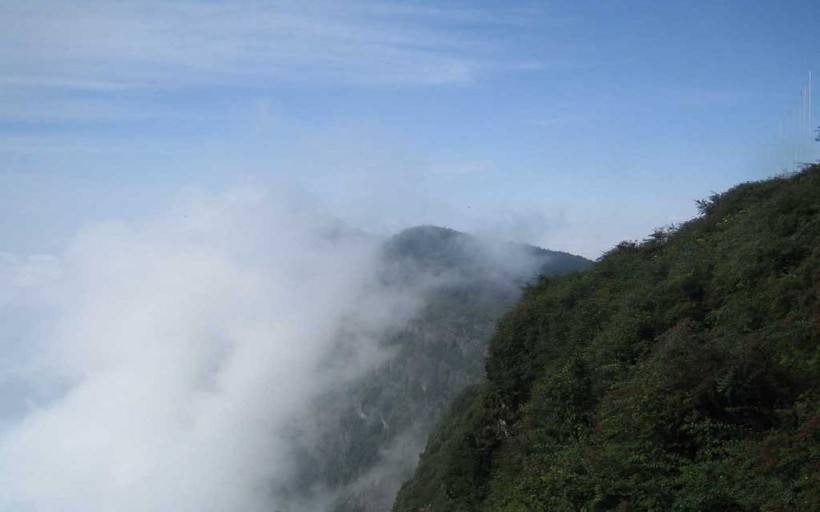 朦胧云海中高山美丽风景图片