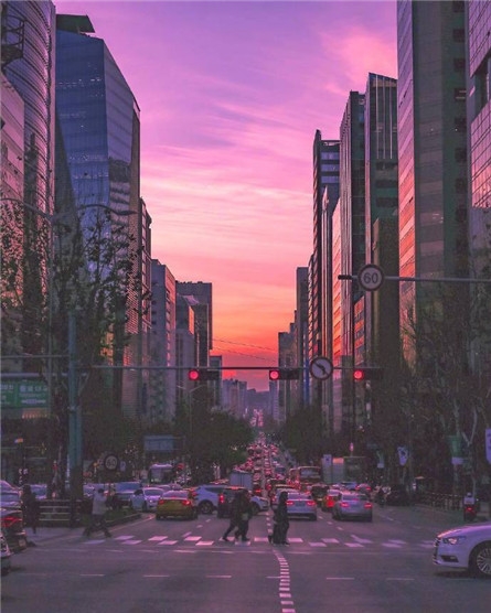 城市街道美丽梦幻的紫红色落日余晖的天空小清新背景图片大全