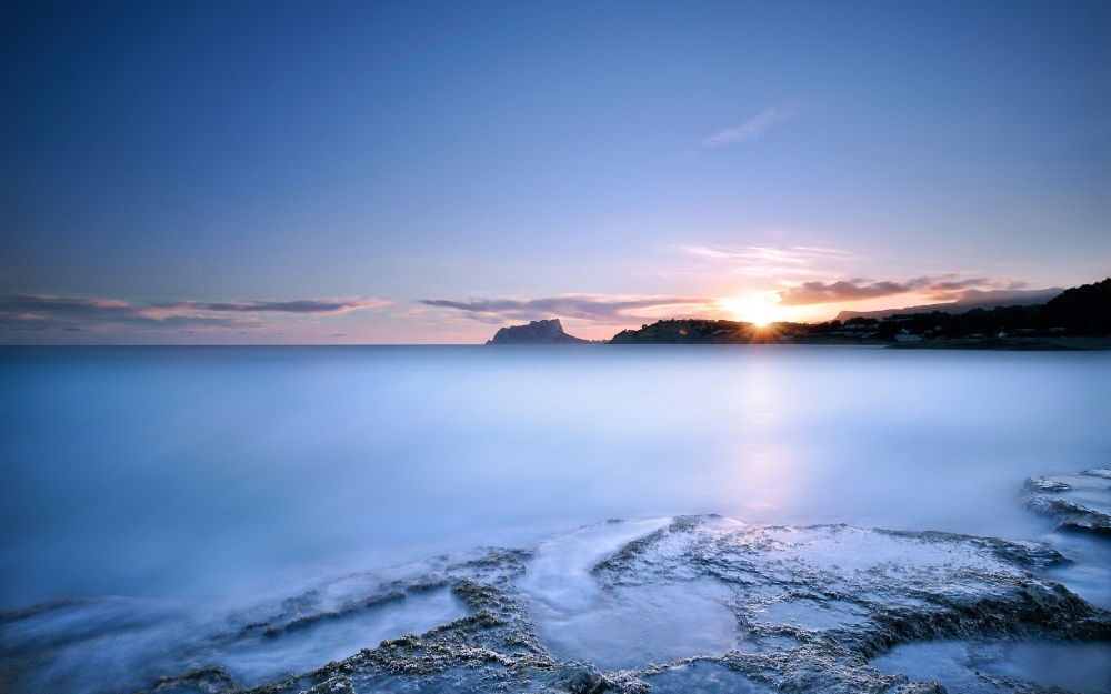 傍晚夕阳下的海边美景高清电脑桌面壁纸图片