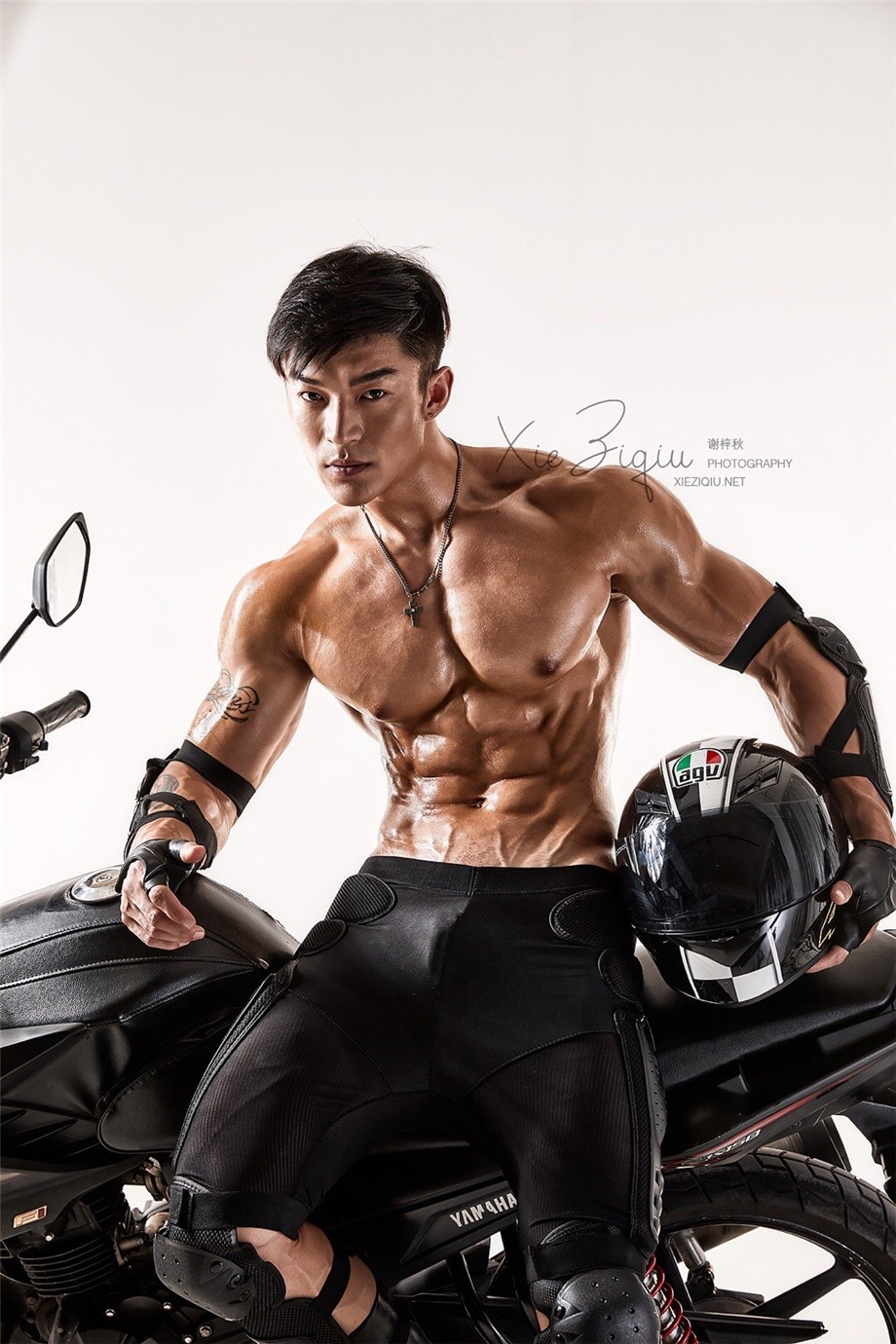 性感的欧洲半裸肌肉男模硬汉帅哥跟摩托机车的合影照片