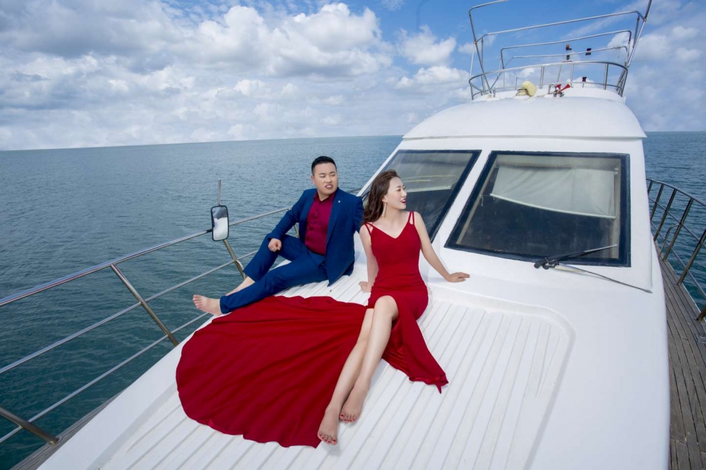 中年夫妻海上邮轮优雅富贵大红色婚纱礼服摄影写真图片