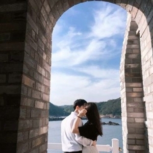 温馨甜蜜的学生小情侣拥抱接吻一左一右QQ微信头像图片