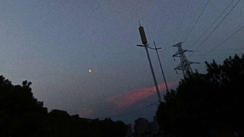 早上清晨天蒙蒙亮看见清晰的月亮唯美小清新意境图片