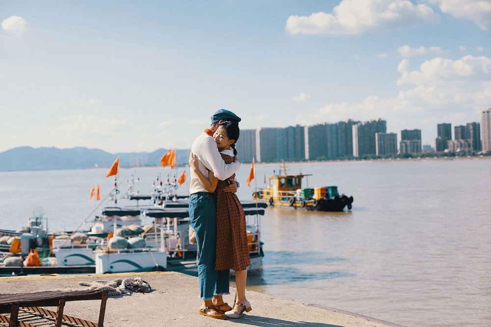 80年代复古文艺海边码头泛黄胶片质感的情侣夫妻婚纱摄影旅拍图片