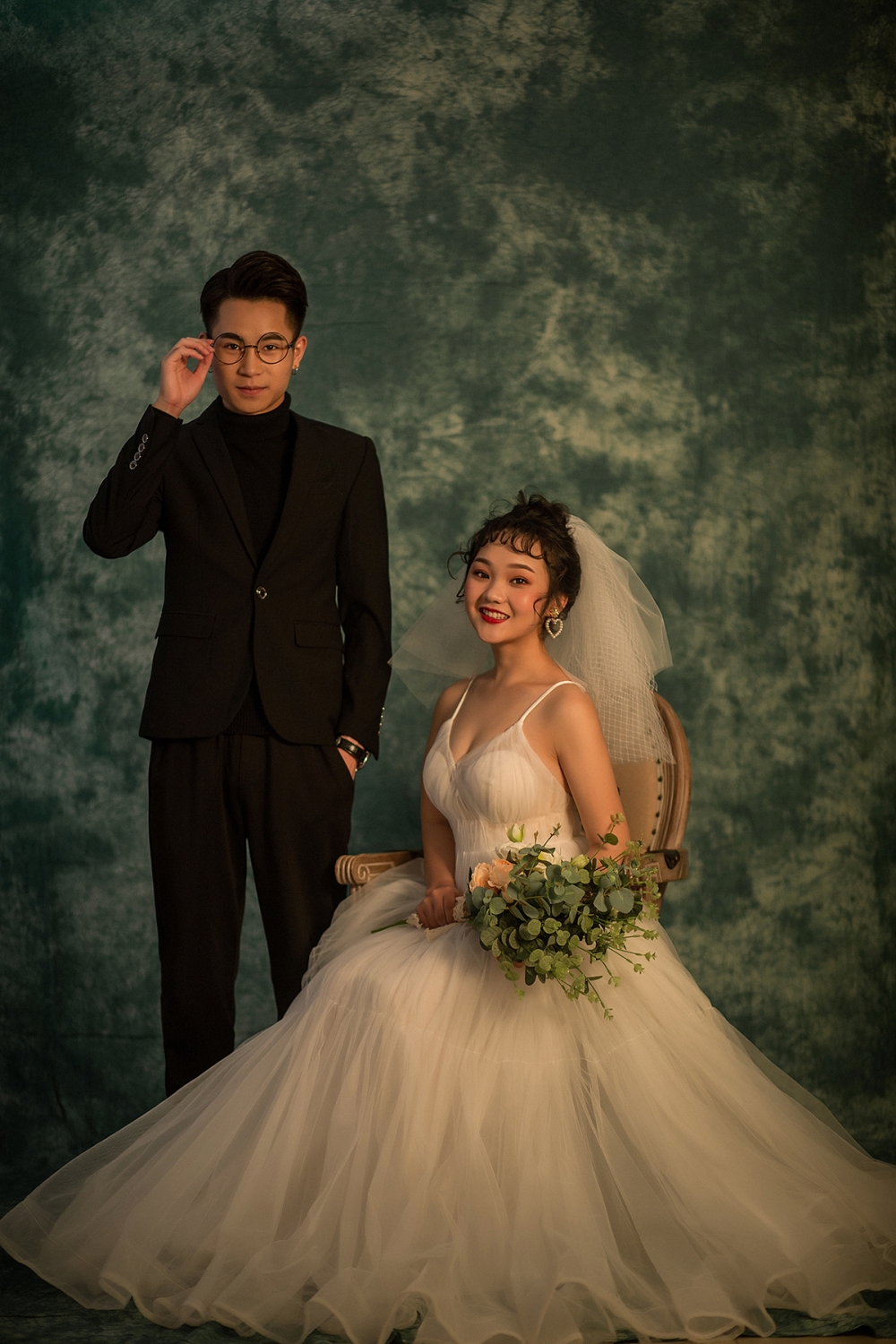 80年代文艺复古范泛黄胶片质感的棚内婚纱摄影写真图片