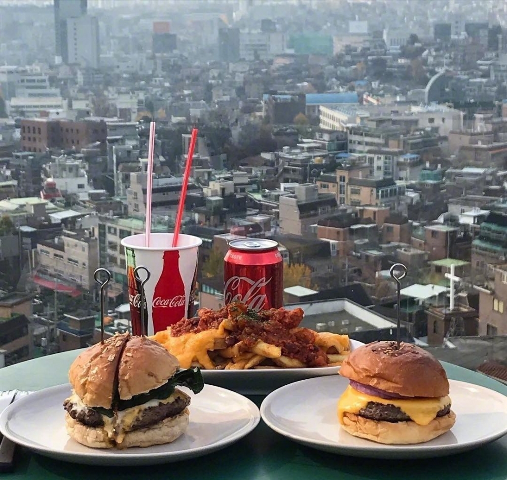 俯瞰首尔城市美景配汉堡薯条可乐美食图片