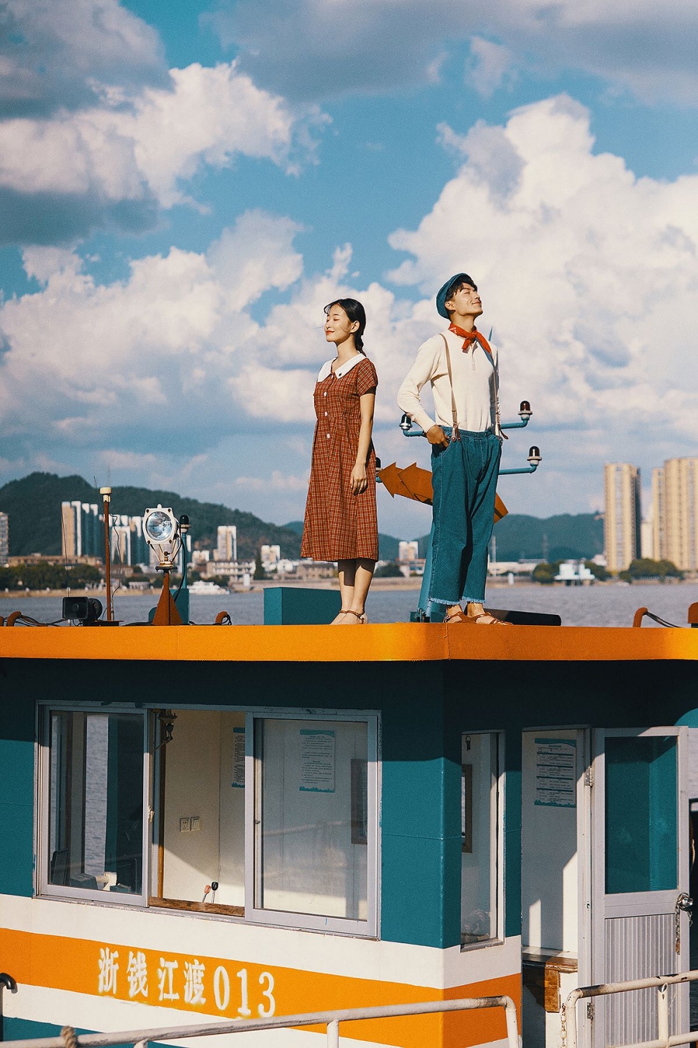80年代复古文艺海边码头泛黄胶片质感的情侣夫妻婚纱摄影旅拍图片