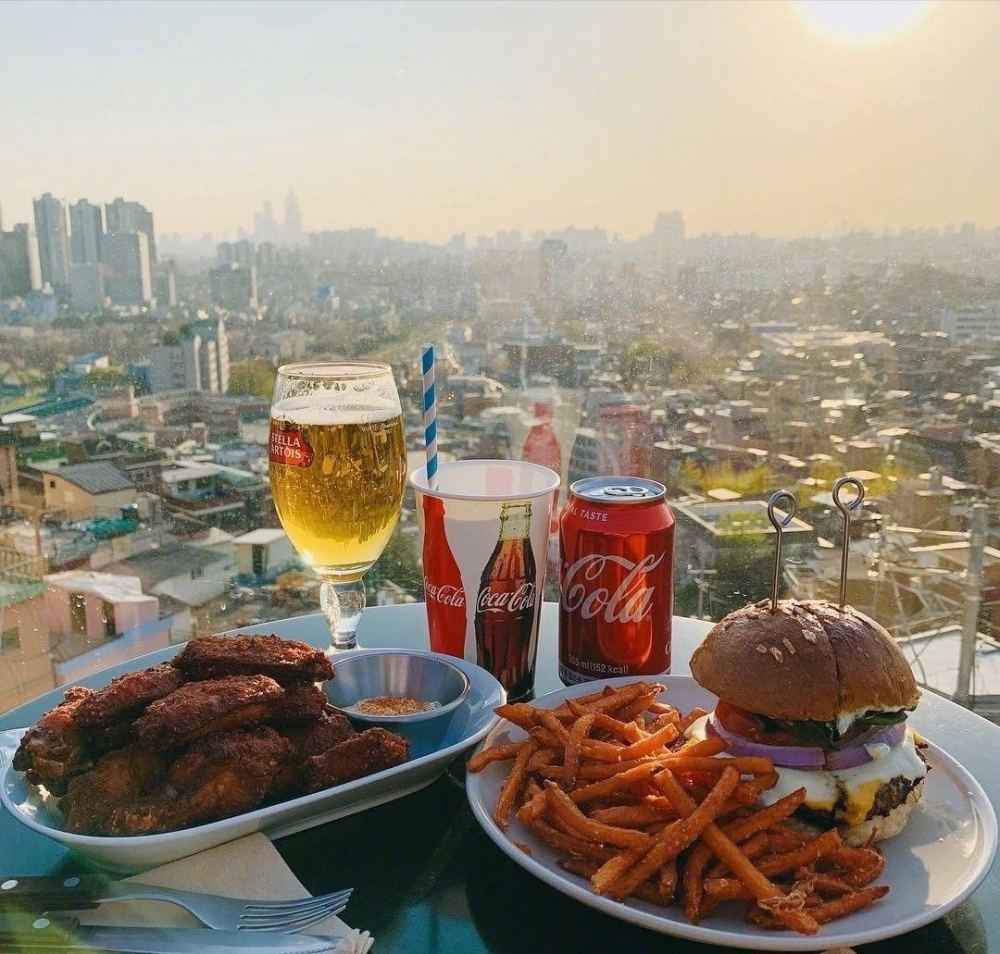 俯瞰首尔城市美景配汉堡薯条可乐美食图片