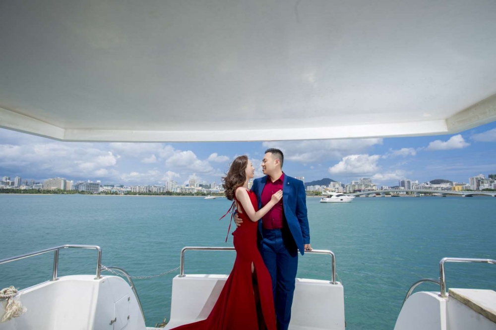 中年夫妻海上邮轮优雅富贵大红色婚纱礼服摄影写真图片
