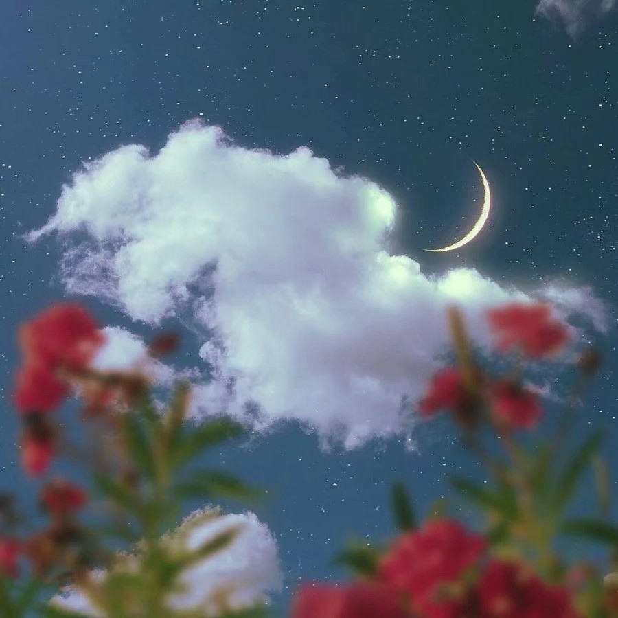 月牙弯弯美丽的星空夜晚能清晰看见白云的形状唯美小清新图片