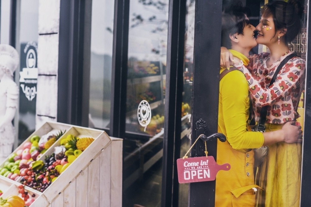 网红情侣夫妻国外度蜜月欧美街头摆拍甜蜜婚纱摄影旅拍写真