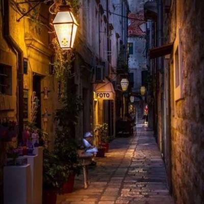 夜晚小巷子安静温暖意境图片