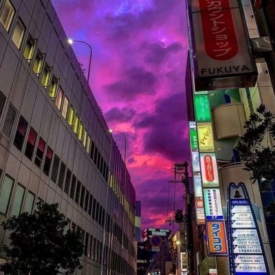 日本城市街道发光的广告牌好看美丽的天空夜景唯美意境图片
