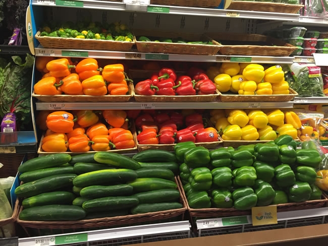 超市蔬菜货架摆放高清图片