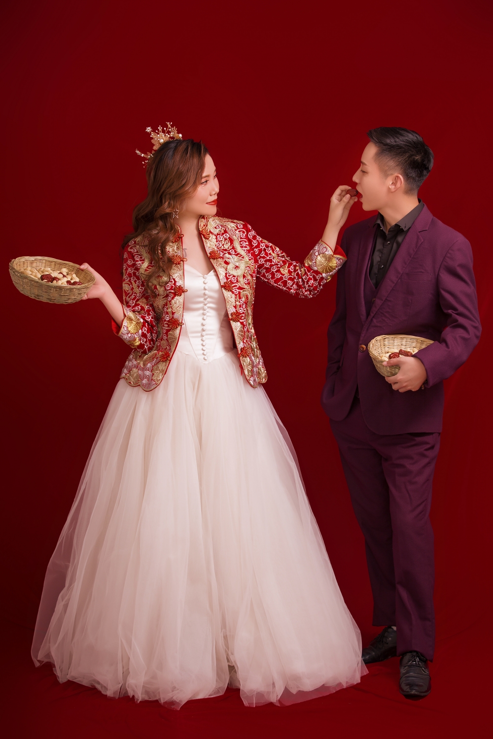传统中式婚礼大红色喜庆中西结合棚内婚纱艺术写真图片
