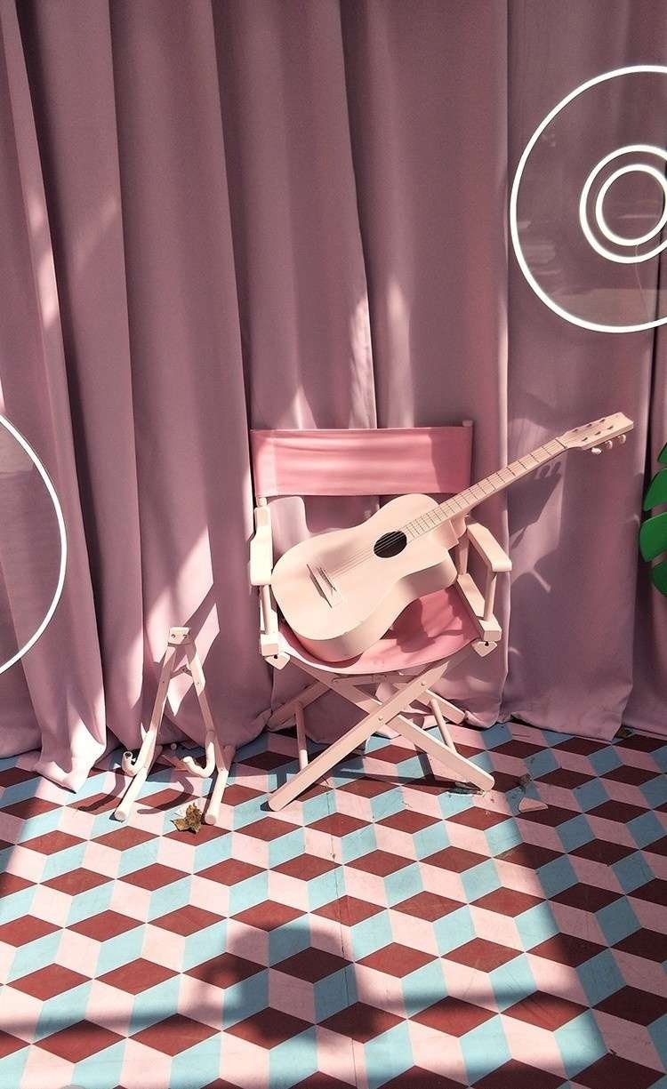 粉嫩颜色的窗帘吉他椅子看着很舒服的小清新手机全屏壁纸
