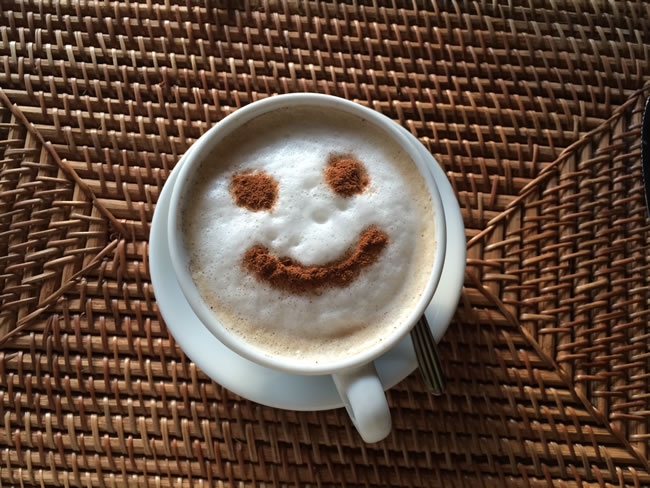 一杯咖啡里面有个笑脸唯美图片