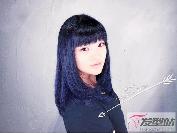 女生长短卷发夏天超亮眼魔幻蓝绿色染发颜色的图片
