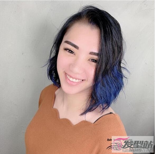 女生长短卷发夏天超亮眼魔幻蓝绿色染发颜色的图片
