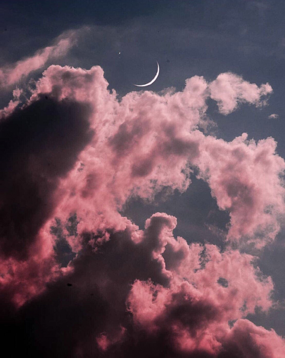 卡通动漫里少女心爆棚的粉色云朵月亮美景图片