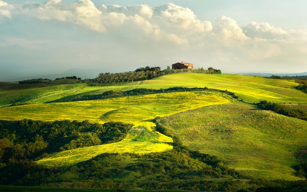 意大利托斯卡纳草原上的小镇风光图片