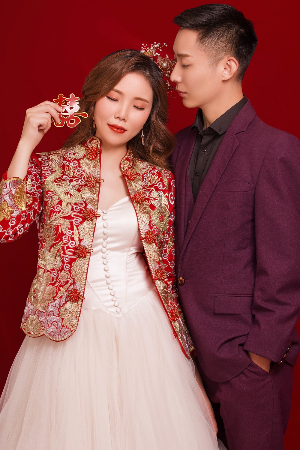 传统中式婚礼大红色喜庆中西结合棚内婚纱艺术写真图片